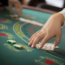 Meja baccarat dengan dealer profesional